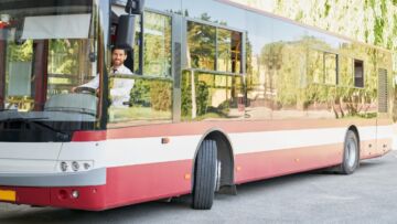 Gniezno korzysta z ekologicznego transportu: podpisano umowy na dostawę elektrycznych autobusów i budowę stacji ładowania