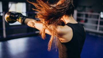 Pokazy siły i techniki w hali widowiskowo-sportowej – zawody kickboxerskie