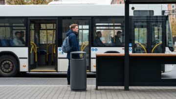 Ulepszony komfort podróży: Gmina Mieleszyn utwardza przystanki autobusowe
