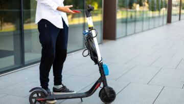 Bezpieczne poruszanie się na hulajnodze elektrycznej – kluczowe zasady do zapamiętania