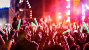 Roztańczony flash mob na skwerze Cegielskiego z okazji Dnia Tańca