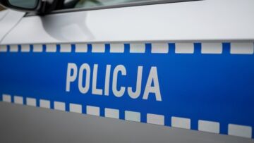 Policjant z Gniezna doceniony za bezinteresowną pomoc na drodze