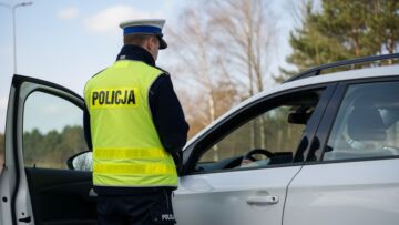 Policjant w czasie wolnym ratuje życie, zatrzymując pijanego kierowcę